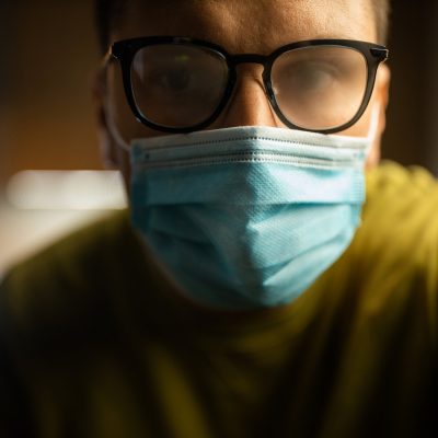 đeo khẩu trang bị mờ kính